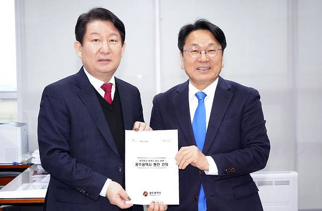 [광주=뉴시스] 강기정 광주시장이 국회에서 국회 제주항공여객기참사특위 위원장(국민의힘)을 만나 '제주항공 여객기참사 피해지원 특별법 제정' 등을 건의하고 있다. (사진=광주시청 제공) 2025.01.13. photo@newsis.com *재판매 및 DB 금지