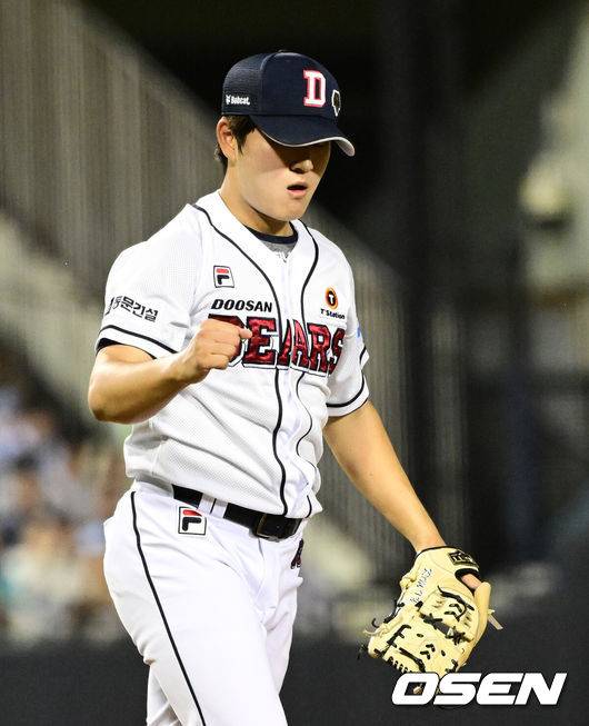 [OSEN=잠실, 지형준 기자] 14일 오후 서울 잠실야구장에서 2024 신한 SOL뱅크 KBO리그 두산 베어스와 KT 위즈의 경기가 열렸다.두산은 곽빈, KT는 고영표를 선발로 내세웠다.8회초 2사 2루에서 두산 김택연이 KT 황재균을 삼진 처리하며 기뻐하고 있다. 2024.09.14 / jpnews@osen.co.kr