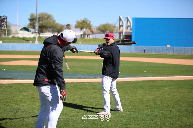 2023년 미국 애리조나 스프링캠프에서 KIA 김도영과 당시 타격코치였던 KIA 이범호 감독이 훈련하고 있다. KIA 타이거즈 제공