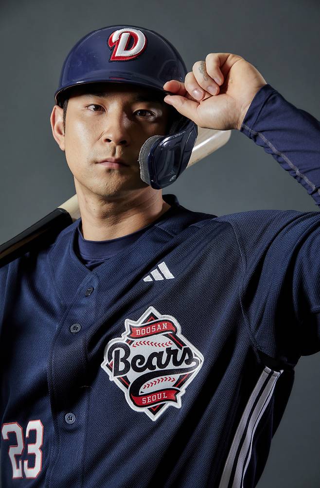 ▲ 두산 내야수 강승호가 새 유니폼을 착용한 모습이다. ⓒ두산 베어스