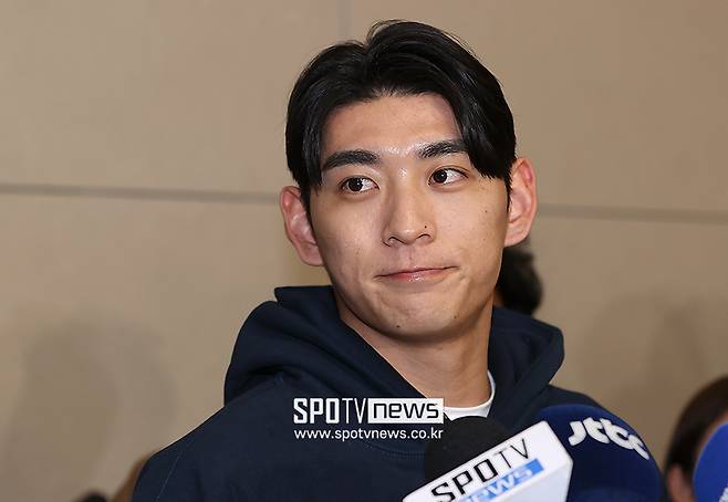 ▲ 샌프란시스코 자이언츠의 한국인 메이저리거 이정후가 13일 인천국제공항에서 미국으로 출국하기 전에 기자회견을 갖고 취재진의 질문을 듣고 있다. ⓒ곽혜미 기자