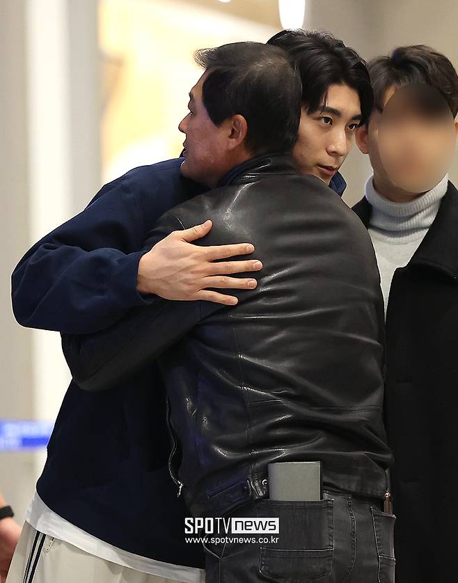 ▲ 샌프란시스코 자이언츠의 한국인 메이저리거 이정후가 13일 인천국제공항에서 미국으로 출국하기 전에 아버지 이종범 KT 위즈 코치와 포옹을 나누고 있다. ⓒ곽혜미 기자