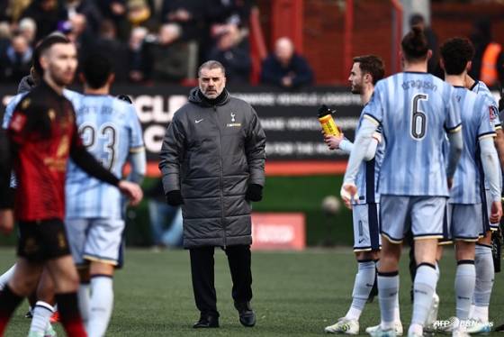 앙제 포스테코글루(가운데) 토트넘 홋스퍼 감독이 경기가 끝난 뒤 그라운드를 바라보고 있다.  /AFPBBNews=뉴스1