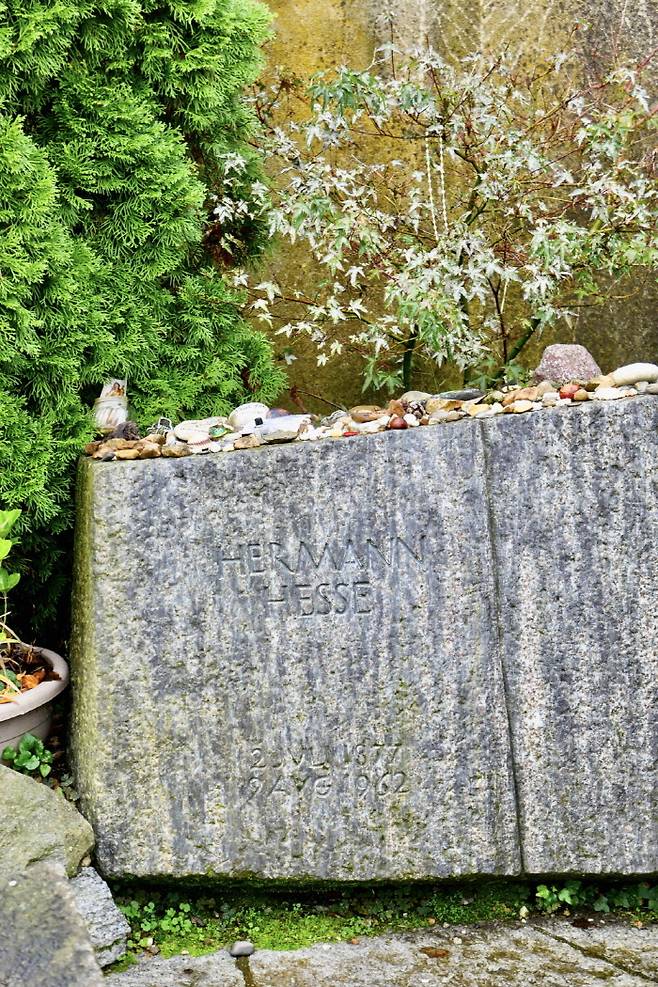 헤르만 헤세의 무덤은 생 아본디오 교회의 부속 묘지에 안치되었다
