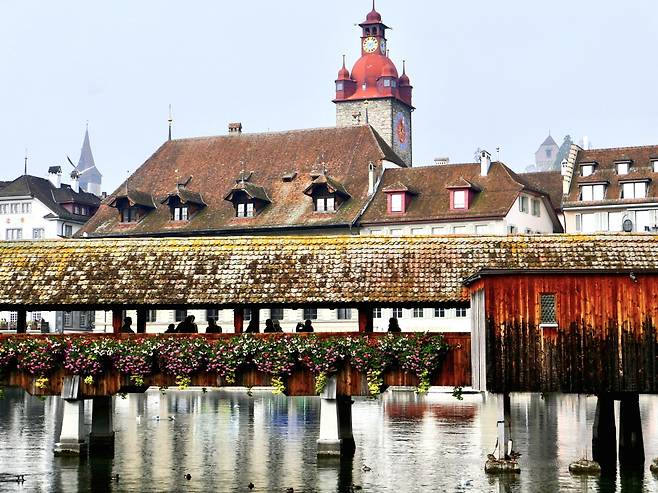 14세기에 지어진 목조 다리 카펠교와 르네상스 양식의 루체른 시청사