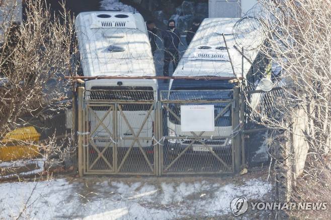 대통령 관저 지키는 경호처 직원 [연합뉴스 자료사진]