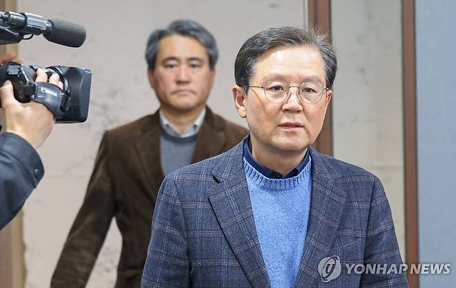 기자간담회 입장하는 윤갑근 변호사 (서울=연합뉴스) 한종찬 기자 = 윤석열 대통령 측 윤갑근 변호사가 8일 서울 서초구 한국컨퍼런스센터에서 열린 기자간담회에 입장하고 있다. 2025.1.8 saba@yna.co.kr