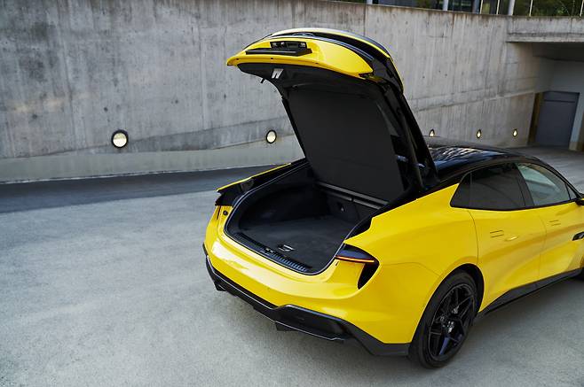 '에메야는 트렁크 용량이 5인승 기준 509리터로 골프백도 들어가는 넉넉함을 자랑한다.' 사진=로터스카스코리아