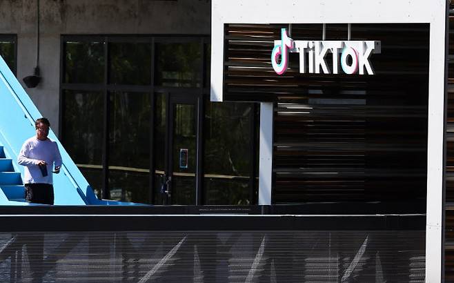 미국 캘리포니아의 한 틱톡 사무실 앞에 틱톡 로고가 걸려 있다. (사진=AFP)