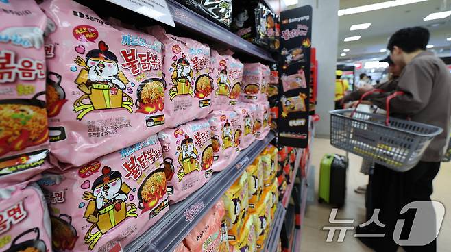 서울의 한 대형마트에서 외국인관광객이 까르보 불닭볶음면을 구입하고 있다./뉴스1 ⓒ News1