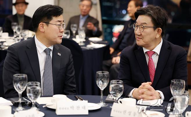 권성동 국민의힘 원내대표와 박찬대 더불어민주당 원내대표가 10일 서울 중구 세종대로 한국프레스센터 내셔널프레스클럽에서 열린 관훈클럽 창립 68주년 기념식에 참석해 대화를 나누고 있다. 2025.1.10/뉴스1 ⓒ News1 이동해 기자