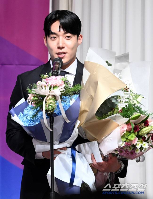 10일 호텔리베라 청담에서 열린 2024 일구상 시상식, 최고투수상 삼성 원태인이 소감을 말하고 있다. 허상욱 기자 wook@sportschosun.com/2024.12.10/