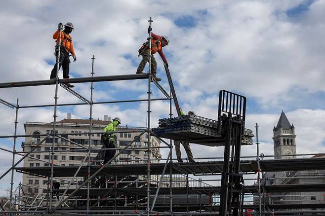 도널드 트럼프 미국 대통령 당선인의 취임 행사로 치러질 펜실베이니아 에비뉴 퍼레이드를 위해 특별 관람석이 설치되고 있다. 로이터연합뉴스