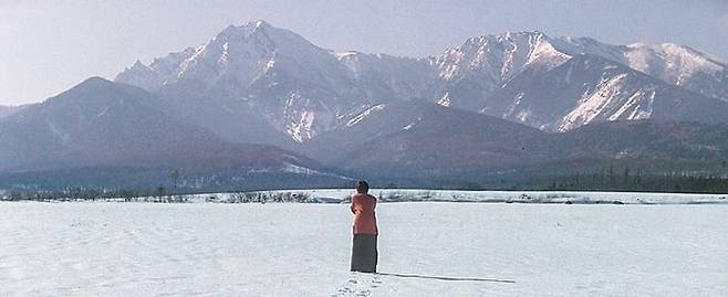 ‘러브레터’ 주요 촬영지는 오타루. 하지만 주인공 히로코가 ‘오겡끼데스까’를 외치는 뒷모습은 이와이 슌지가 별도로 찾아낸 나가노의 야쓰가타케산 근처에서 찍었다. 배우도 촬영 스태프다.