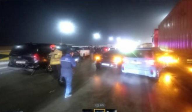 14일 오전 5시 50분께 경기 고양시 덕양구 성사동 서울문산고속도로에서 43중 추돌사고가 발생, 차량 운전자 등13(중상1·경상 12)명이 다쳤다.(고양소방서 제공)/뉴스1