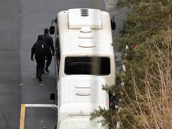 윤석열 대통령에 대한 고위공직자범죄수사처(공수처)의 2차 체포영장 집행이 임박한 가운데 14일 서울 용산구 한남동 대통령 관저에서 경비 인원이 순찰을 하고 있다. 뉴스1