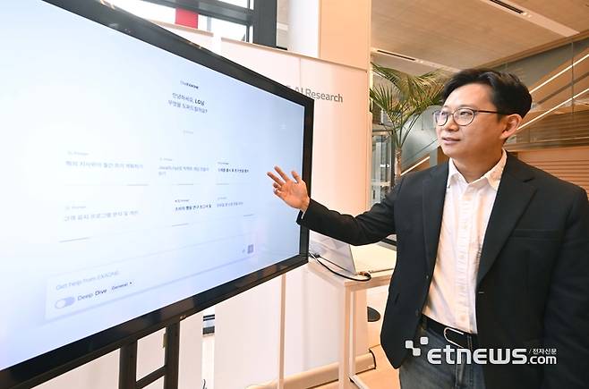 배경훈 LG AI 연구원장이 14일 서울 여의도 LG트윈타워에서 열린 챗엑사원 팝업 스토어에서 체험하며 설명하고 있다. 박지호기자 jihopress@etnews.com