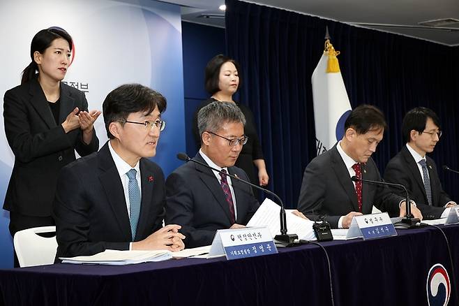 정영준 행정안전부 기획조정실장(맨 왼쪽)이 지난 13일 오후 서울 종로구 정부서울청사에서 2025년 행정안전부 주요업무 추진계획에 대한 사전 합동브리핑 발표를 하고 있다. 행안부 제공