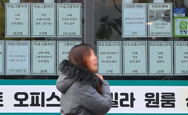 지난 6일 서울 시내의 한 부동산 앞에 오피스텔 매물 가격표가 붙어있다. 사진=뉴시스
