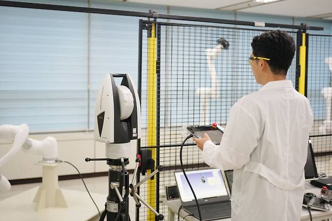 KTL의 연구원이 로봇의 성능시험을 진행하고 있는 모습 KTL제공