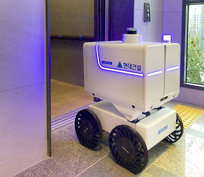 아파트 자율주행 배송로봇 모빈. 현대건설 제공