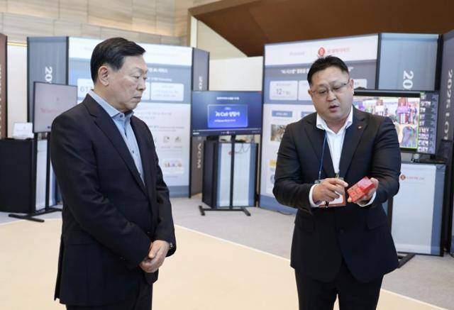 신동빈 롯데그룹 회장이 9일 오후 서울 송파구 잠실 롯데월드타워에서 열린 2025 상반기 롯데 VCM((Value Creation Meeting·옛 사장단회의)'에 앞서 진행된 'AI(인공지능) 과제 쇼케이스'를 보고 있다. 롯데그룹 제공