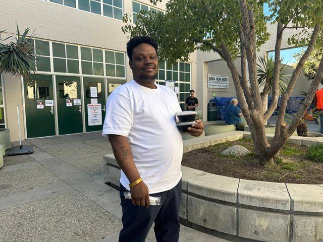 13일 미국 캘리포니아주 로스엔젤레스 시내의 웨스트우드 레크리에이션 센터 앞에서 앙투안 잭슨이 센터 측에서 나눠 준 도시락을 들고 있다. 팰리세이즈 산불 피해자인 그는 산불이 발발한 지난 7일부터 화재 피해자들을 위한 임시 대피소인 이곳에 거주하고 있다. 로스앤젤레스=이서희 특파원