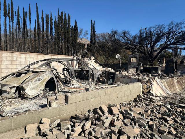 13일 미국 캘리포니아주 알타데나 주택가의 무너진 건물터만 골조만 앙상하게 남은 차량이 서 있다. 이튼 산불이 휩쓸고 지나간 흔적이다. 알타데나=이서희 특파원