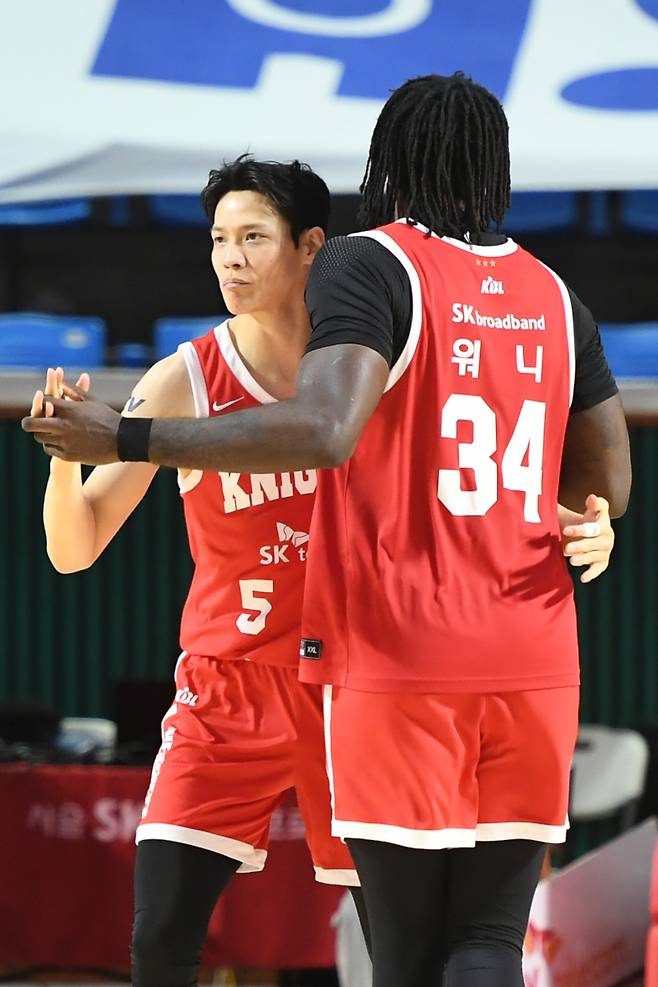 SK 김선형과 워니가 14일 잠실학생체육관에서 열린 2024~25 프로농구 정관장전에서 환호하고 있다. 사진=KBL