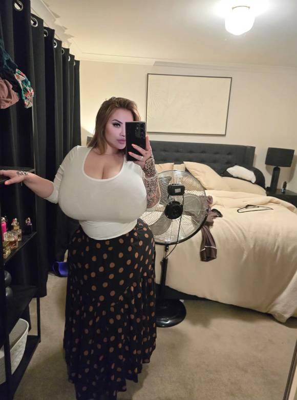 가슴이 멈추지 않고 계속 커져 감당이 안 된다는 여성의 하소연이 전해졌다. 사진은 페이지 아멜리아. [사진=인스타그램]