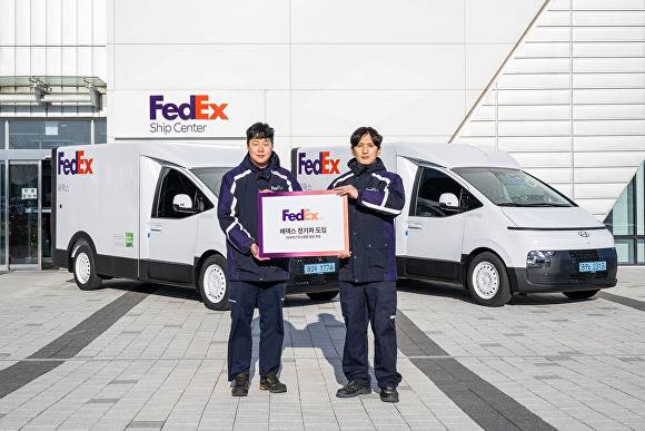 전기차 도입을 기념해 페덱스 직원들이 기념사진을 촬영하고 있다. [사진=페덱스]