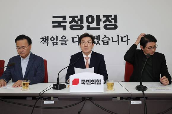 국민의힘 권성동 원내대표와 주진우 법률자문위원장이 14일 서울 여의도 국회에서 '비상계엄 특검법'(가칭) 발의와 관련해 기자간담회를 하고 있다. [사진=연합뉴스]