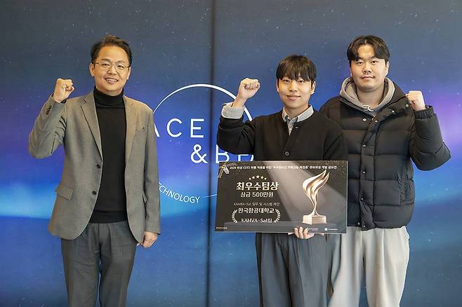 민경령 스페이스앤빈 대표가 최우수상을 수상한 이후 기념 촬영을 했다 / 출처=IT동아