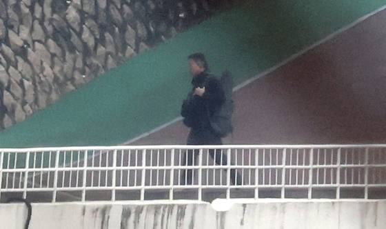 지난 13일 서울 용산구 한남동 대통령 관저에서 화기가 든 것으로 추정되는 배낭을 멘 대통령경호처 요원이 오가고 있다. 뉴스1