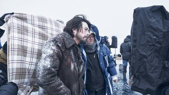 지난 11일 400만 관객을 돌파한 영화 '하얼빈'이 촬영 당시 비하인드컷을 공개했다. 사진 CJ ENM