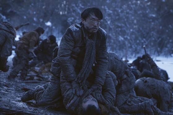 영화 '하얼빈' 초반부 신아산 전투 장면에서 극중 독립군 김상현(조우진, 가운데)이 일본군과 육탄전을 벌이고 있다. 기록적 폭설이 내린 전라도 광주에서 해당 장면을 촬영했다. 사진 CJ ENM