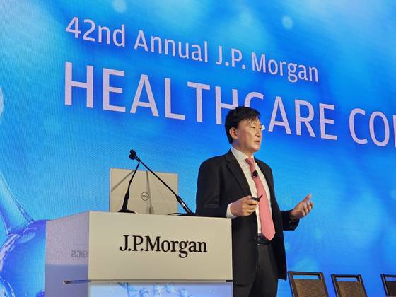 지난해 1월 미국 샌프란시스코에서 열린 ‘2024 JP모건 헬스케어 콘퍼런스’에서 존 림 삼성바이오로직스 대표가 발표하고 있다. 삼성바이오로직스는 올해도 JP모건 콘퍼러스에서 발표 예정이다. 사진 삼성바이오로직스