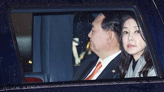 윤석열 대통령(왼쪽)과 부인 김건희 여사. 사진은 지난해 12월 12일 네덜란드 국빈 방문 당시 차량에 탑승한 모습이다. 연합뉴스