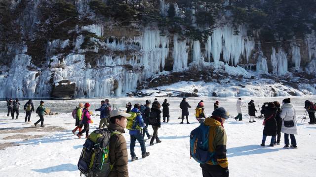 ▲ 제13회 철원 한탄강 얼음트레킹 축제가 오는 19일까지 한탄강 8.5㎞의 물윗길 트레킹 코스에서 열린다.