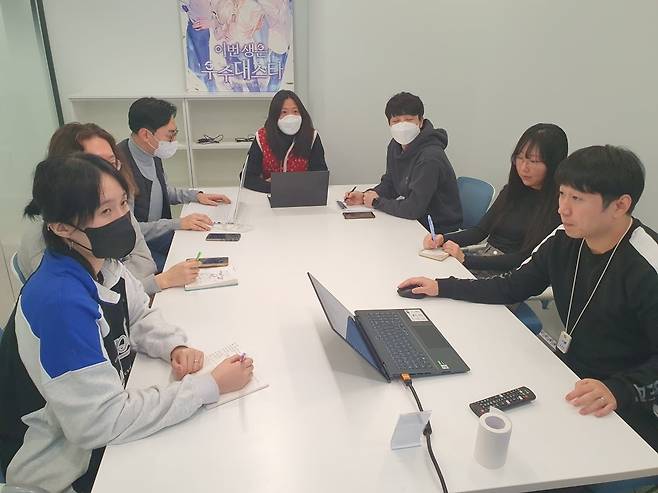 웹툰2팀, 스튜디오팀, 각색팀 직원들이 업무 회의를 하고 있다. 윤현주 기자