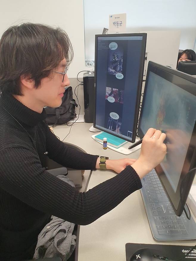 박동균 사원이 웹툰 제작을 하고 있다. 윤현주 기자