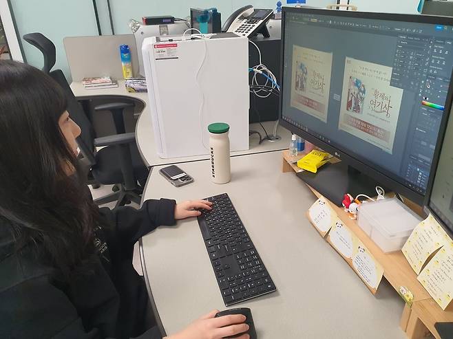 박민솔 사원이 디자인 작업을 하고 있다. 윤현주 기자