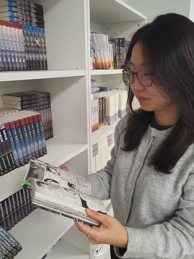 남푸름 사원이 외서 만화책을 보고 있다. 윤현주 기자