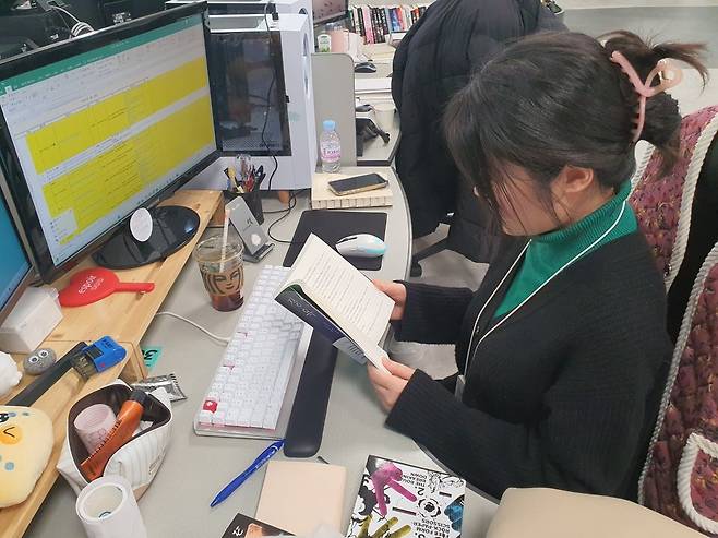 김서연 대리가 자체 도서물을 검토하고 있다. 윤현주 기자