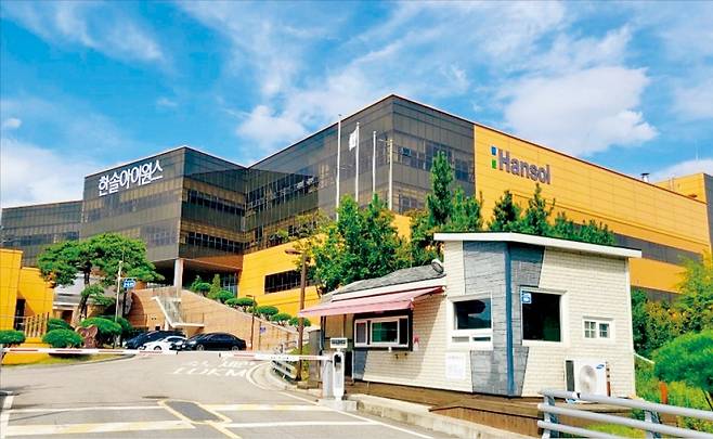 경기 안성시에 있는 한솔아이원스 본사 전경. 반도체 부품사인 한솔아이원스는 새해 종합 소부장 회사로 거듭나겠다고 다짐했다. /한솔아이원스 제공