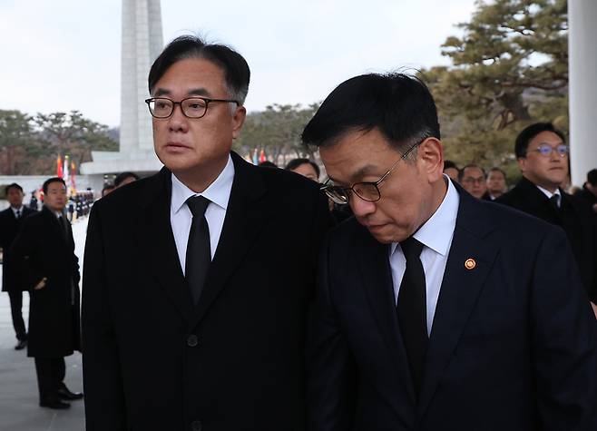 최상목 대통령 권한대행 부총리 겸 기획재정부 장관과 정진석 대통령실 비서실장이 지난 1일 동작구 국립서울현충원 현충탑에서 신년 참배를 마친 뒤 대화를 하고 있다.  대통령실사진취재기자단