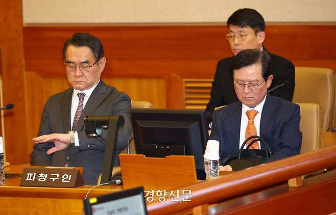 윤석열 대통령 측 변호인단인 배보윤, 윤갑근 변호사가 14일 서울 종로구 헌법재판소에서 열린 윤석열 대통령 탄핵심판 사건 첫 변론기일에 출석해 시간을 확인하고 있다. 정지윤 선임기자