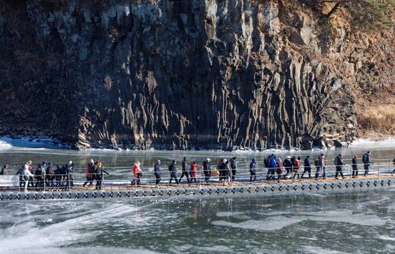Trekkers participate in the Cheorwon Hantan River Ice Trekking Festival in Cheorwon County, Gangwon, which kicked off on Jan. 11. [YONHAP]