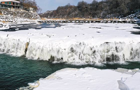 Sambuyeon Falls in Cheorwon County, Gangwon [CHEORWON COUNTY]