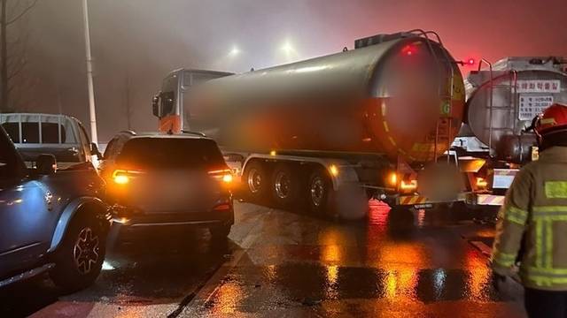 고양 일산서구 자유로 구산IC 파주 방향 인근 44대 차량 추돌사고 현장. 일산소방서 제공